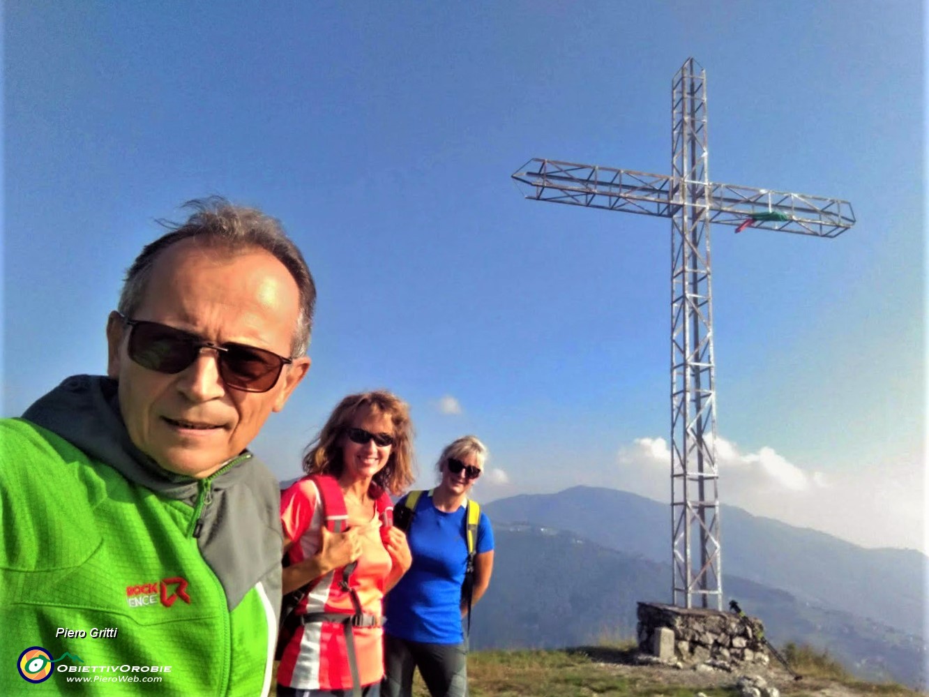 04 Alla croce di vetta del Pizzo di Spino (950 m).jpg